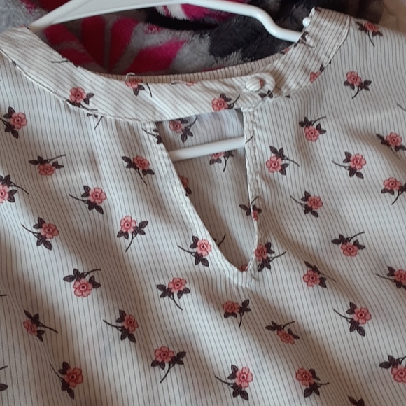 Cute shirt with floral design - Picture 3 of 4